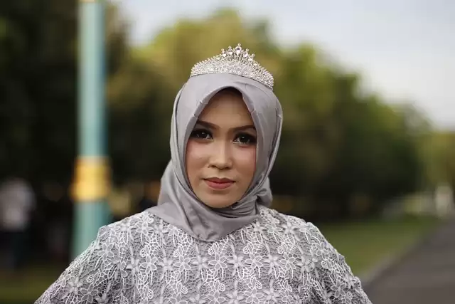 Brokat Di Padukan Ke Gamis : Pesona Elegan dalam Busana Muslimah